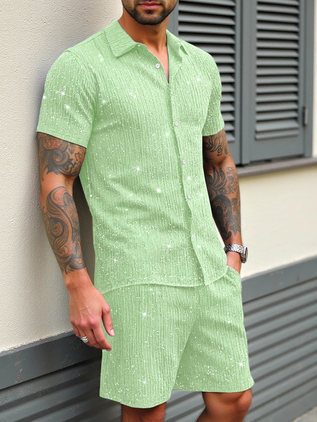 Conjunto casual de camisa brillante abotonada y pantalón corto para hombre.