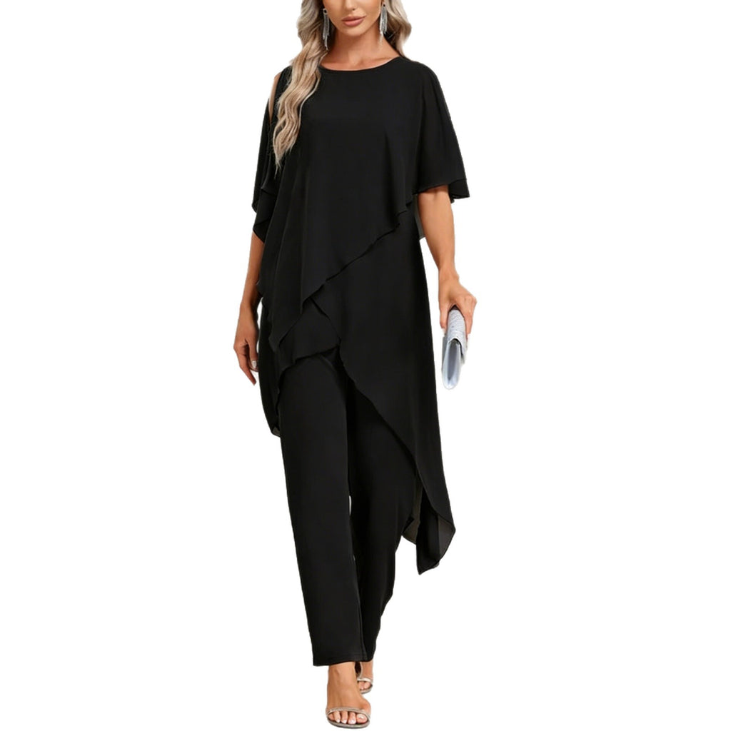 Conjunto de dos piezas para mujer: top de hombros descubiertos y pantalón de corte irregular.