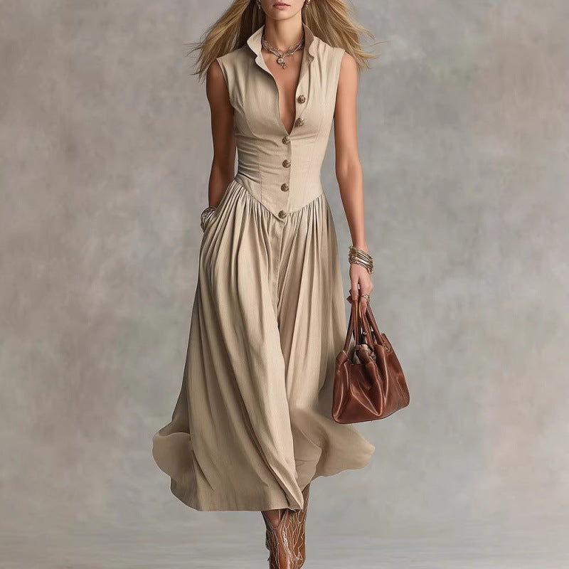 Elegant and sophisticated sleeveless long dress with a lapel collar.