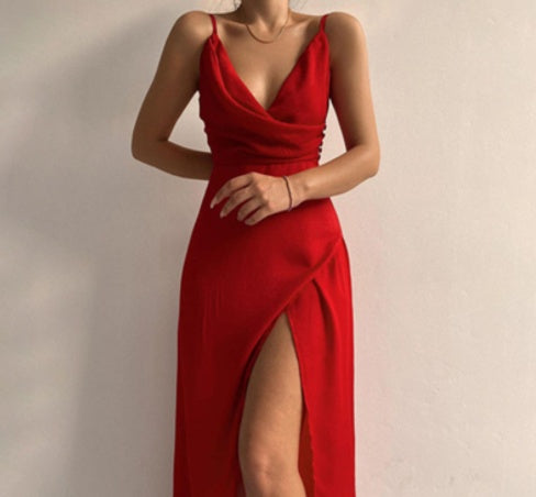 Vestido de tirantes ajustado con escote en V y abertura — sexy y veraniego