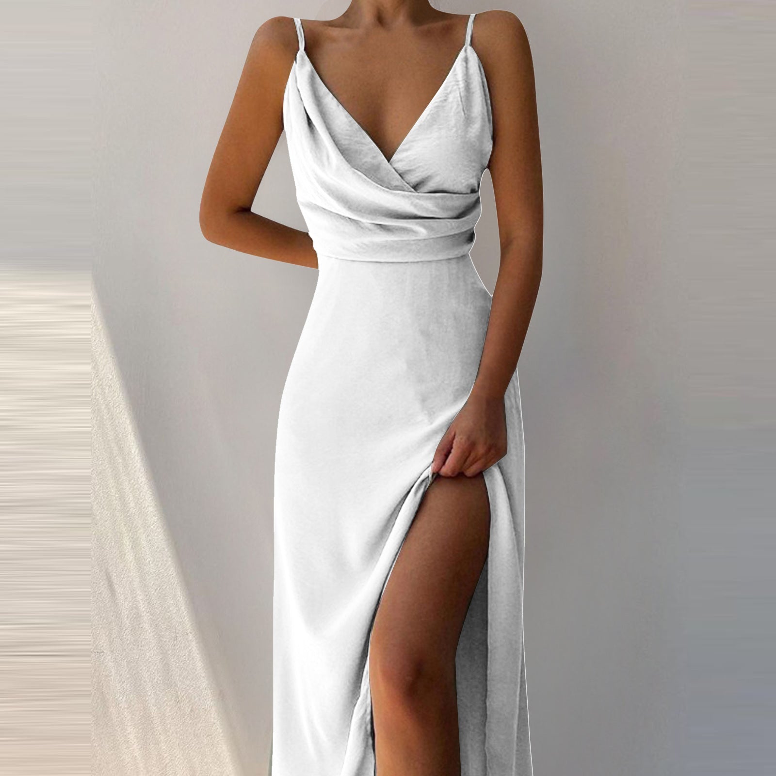 Vestido de tirantes ajustado con escote en V y abertura — sexy y veraniego