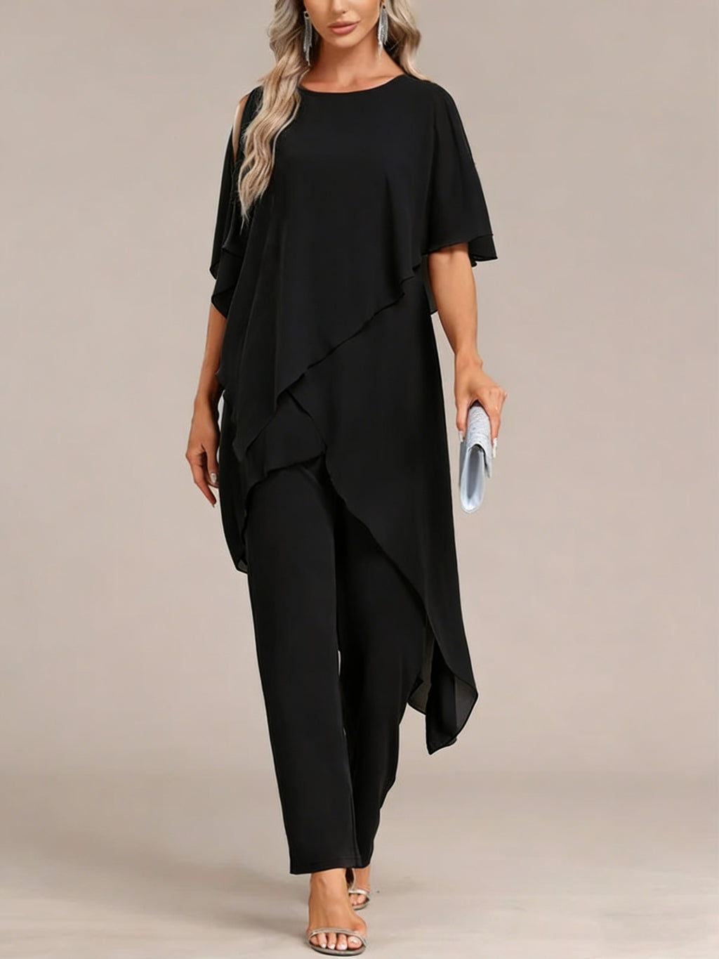 Conjunto de dos piezas para mujer: top de hombros descubiertos y pantalón de corte irregular.