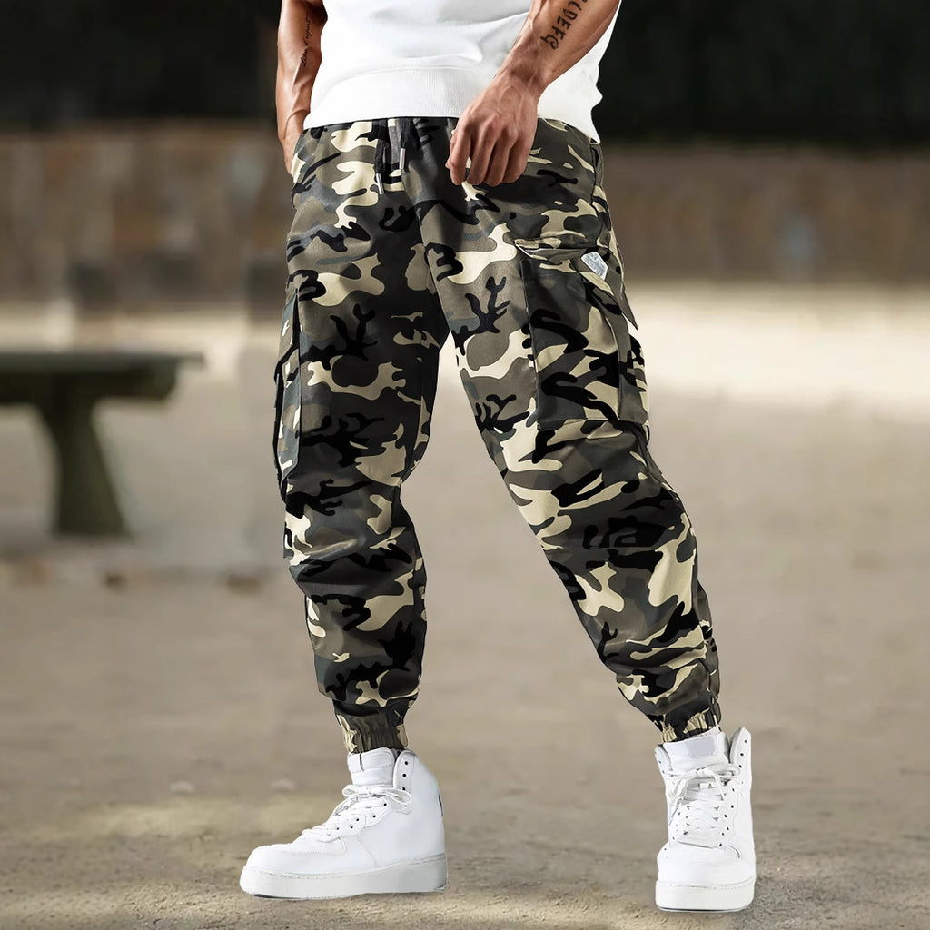 Pantalones de camuflaje para hombre con bolsillos laterales, estilo casual regular.