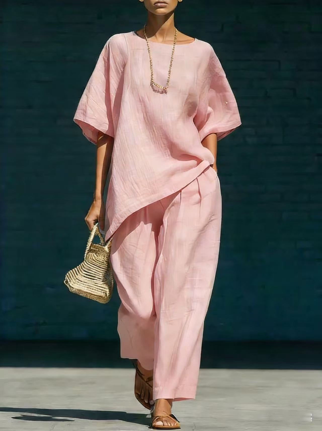 Conjunto de top de manga corta con bajo asimétrico y pantalón de pierna ancha.