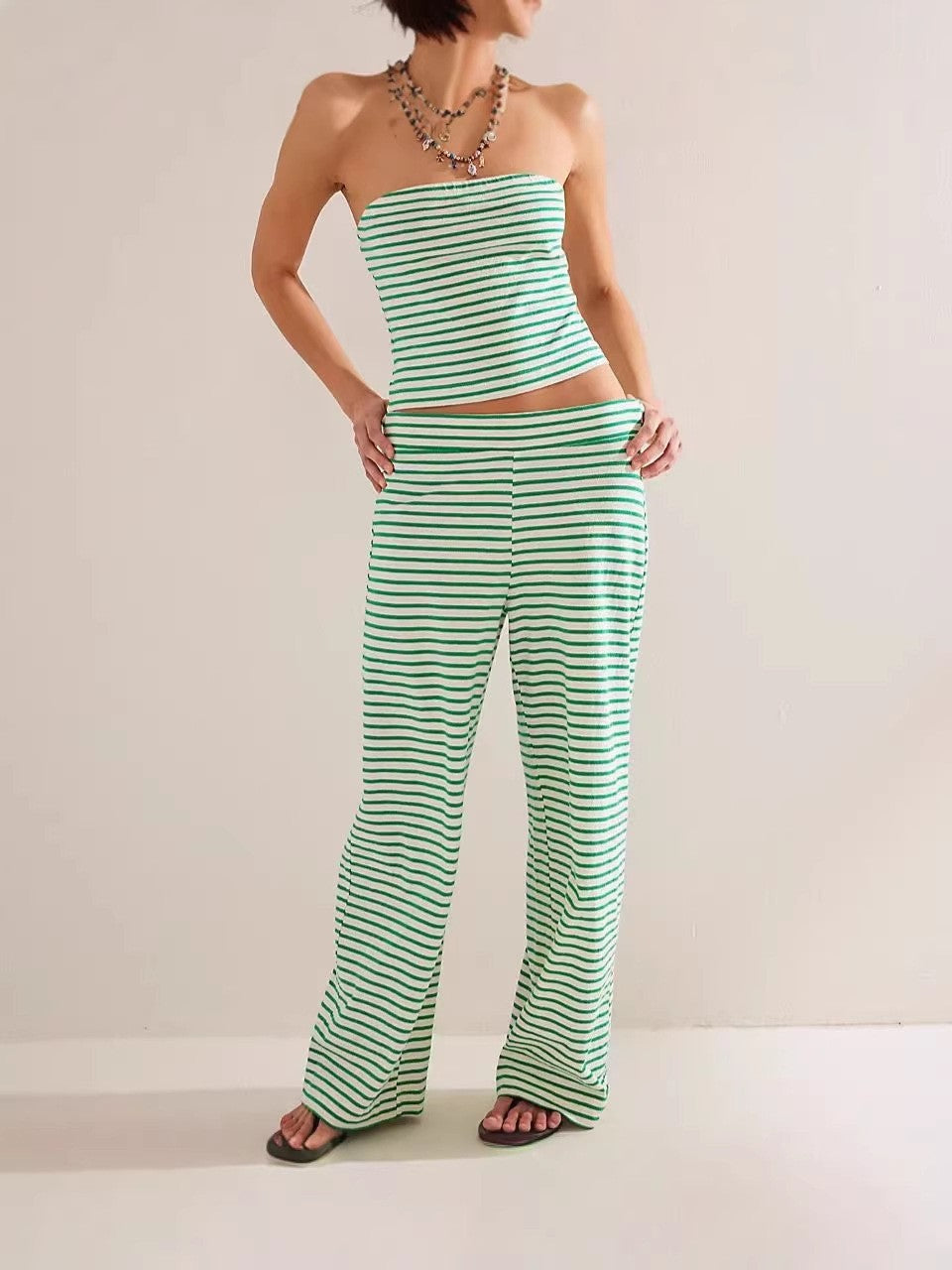 Conjunto de top y pantalón de tubo a rayas estampadas