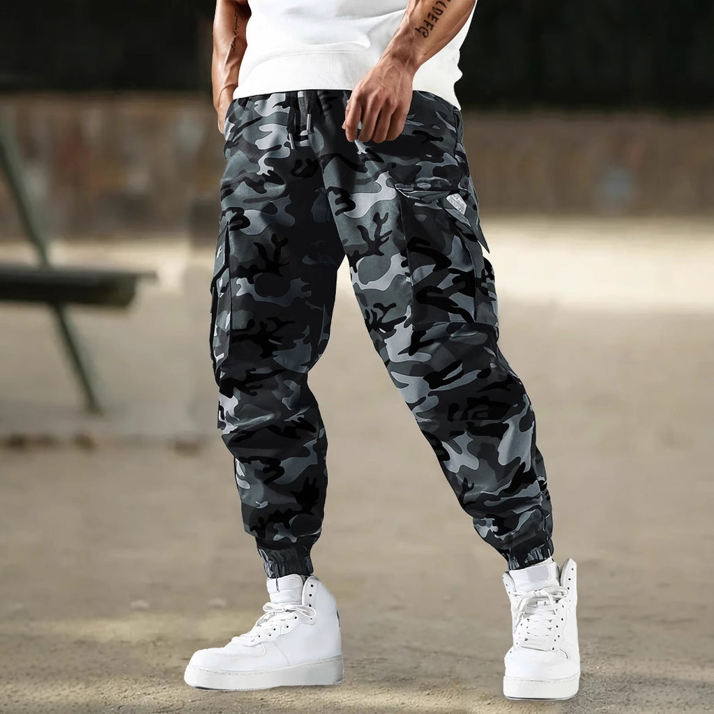 Pantalones de camuflaje para hombre con bolsillos laterales, estilo casual regular.