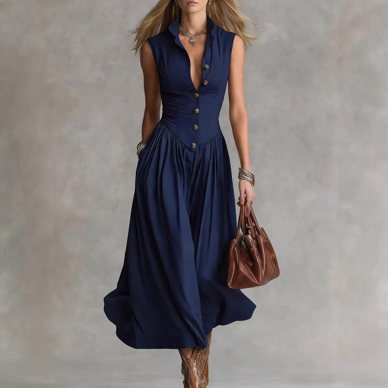 Elegant and sophisticated sleeveless long dress with a lapel collar.
