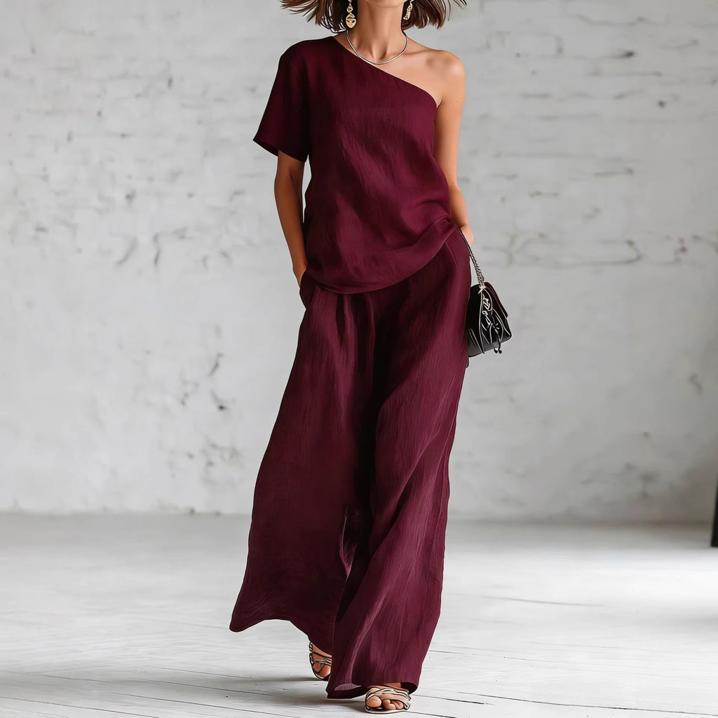 Conjunto casual de top y pantalón de pierna ancha.