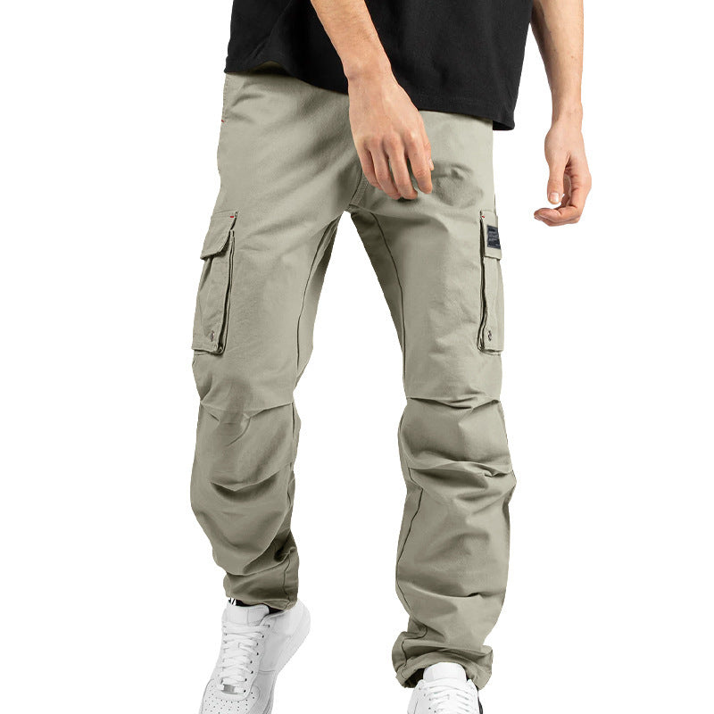 Pantalones cargo holgados de color liso con múltiples bolsillos y puños con cordón ajustable.