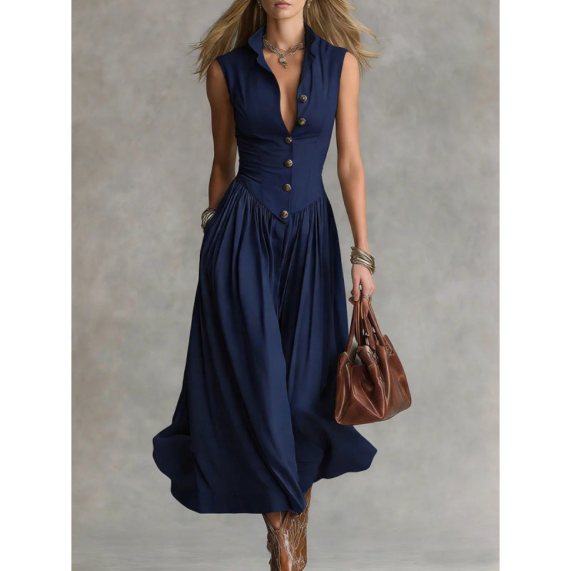 Elegant and sophisticated sleeveless long dress with a lapel collar.