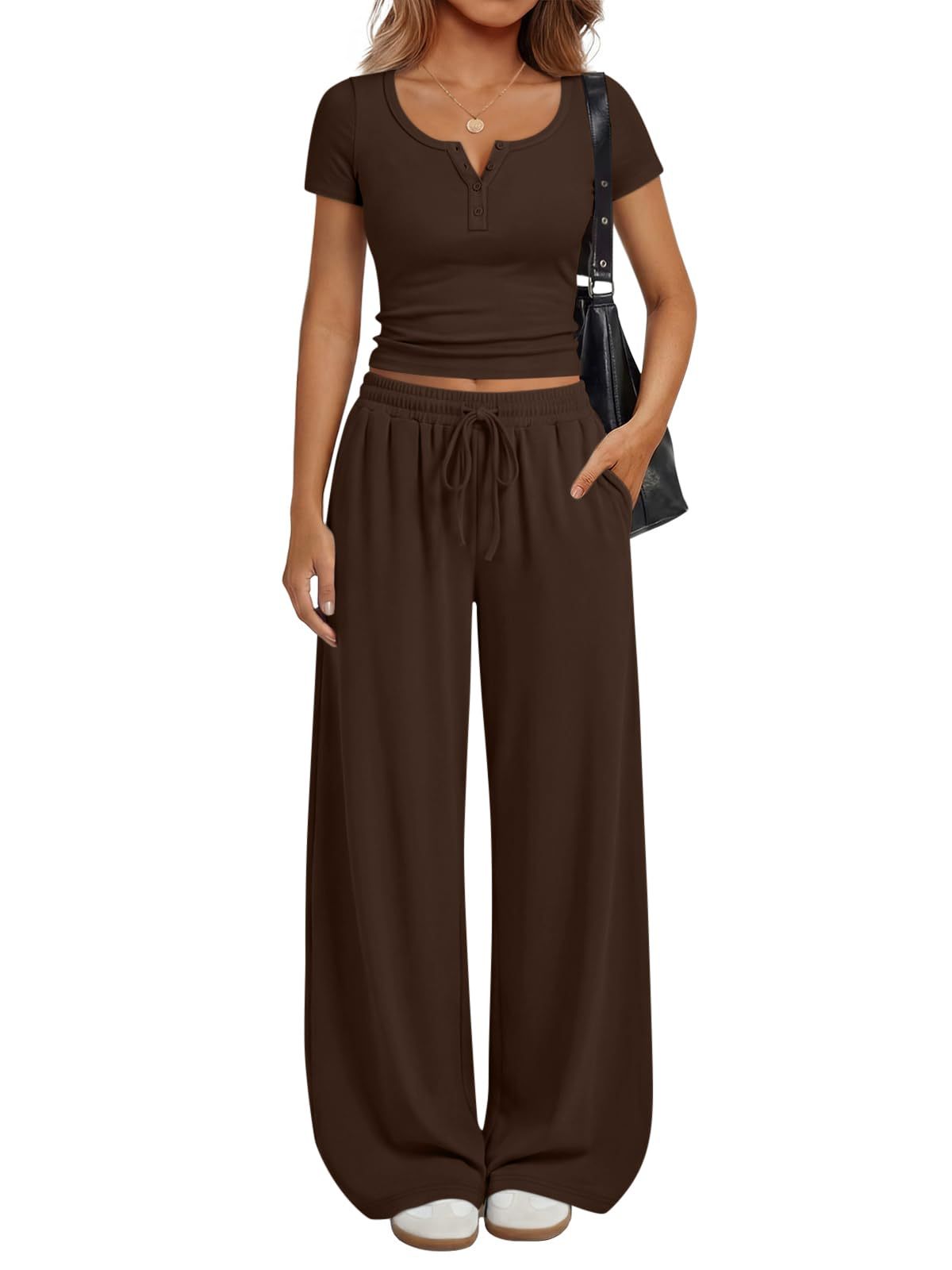 Conjunto de ropa de estar por casa para mujer: top de manga corta y pantalón de pierna ancha.
