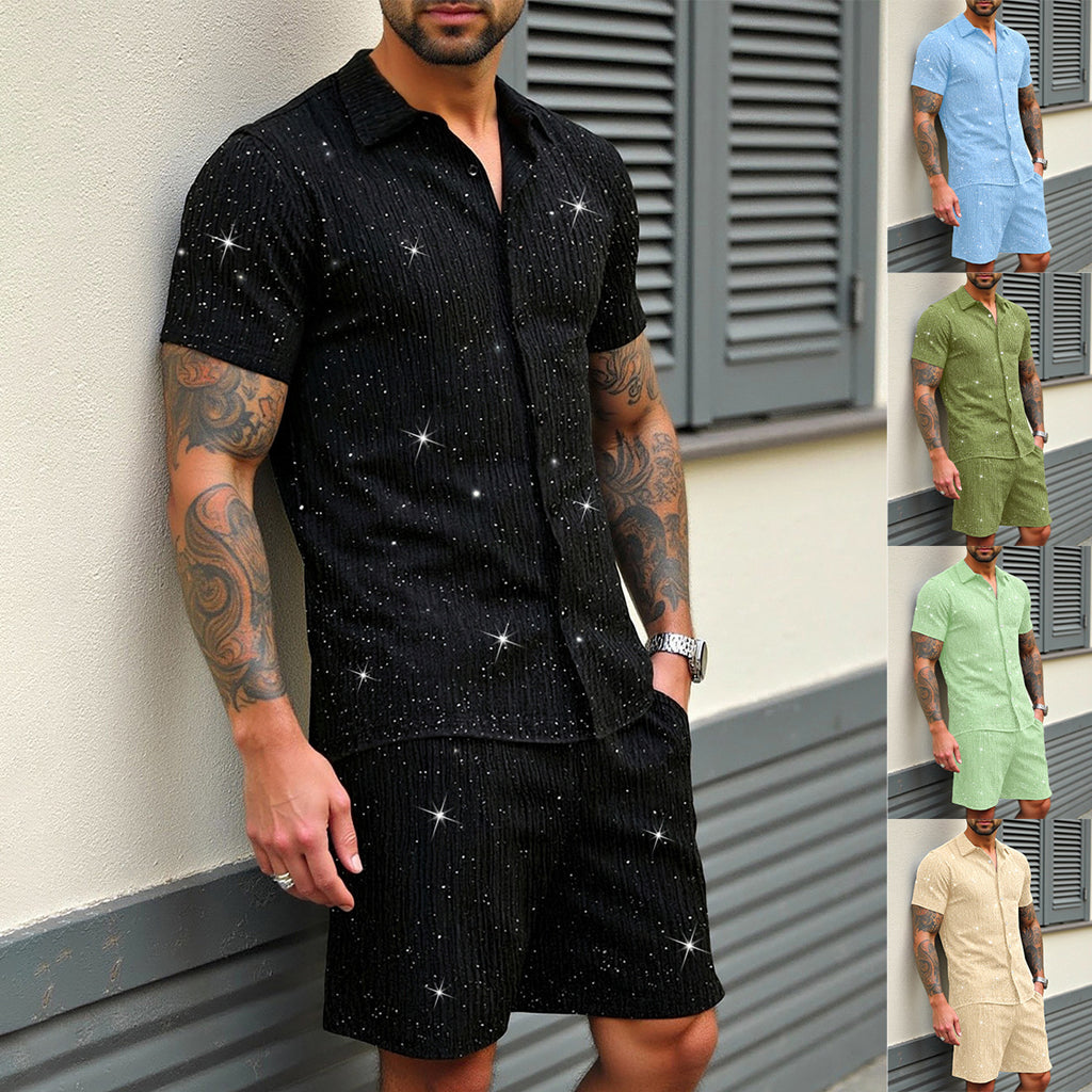 Conjunto casual de camisa brillante abotonada y pantalón corto para hombre.