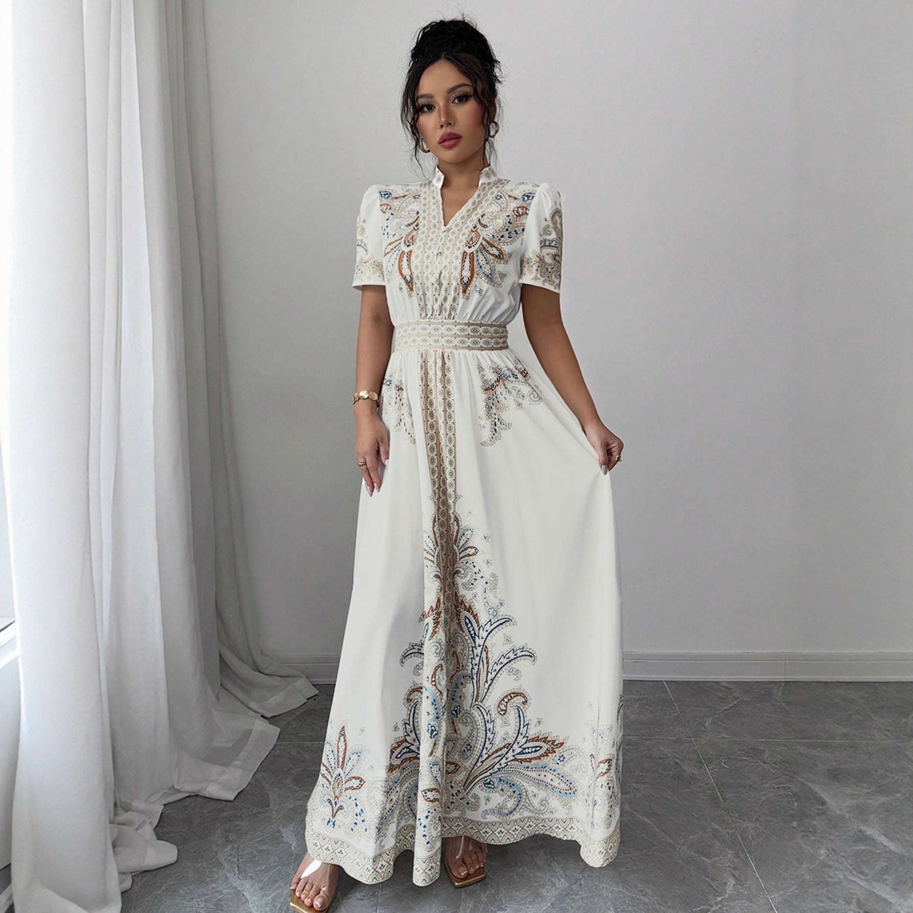 Vestido Maxi Paisley con Cintura Alta, Cuello Mao y Encaje
