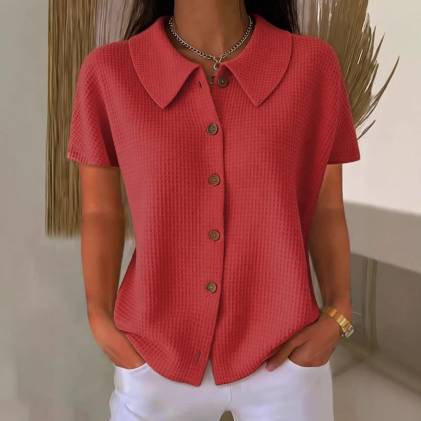 Camisa informal de manga corta, color liso, corte holgado, con cuello vuelto y tejido gofrado.