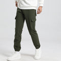 Pantalones casuales holgados de color liso con múltiples bolsillos.