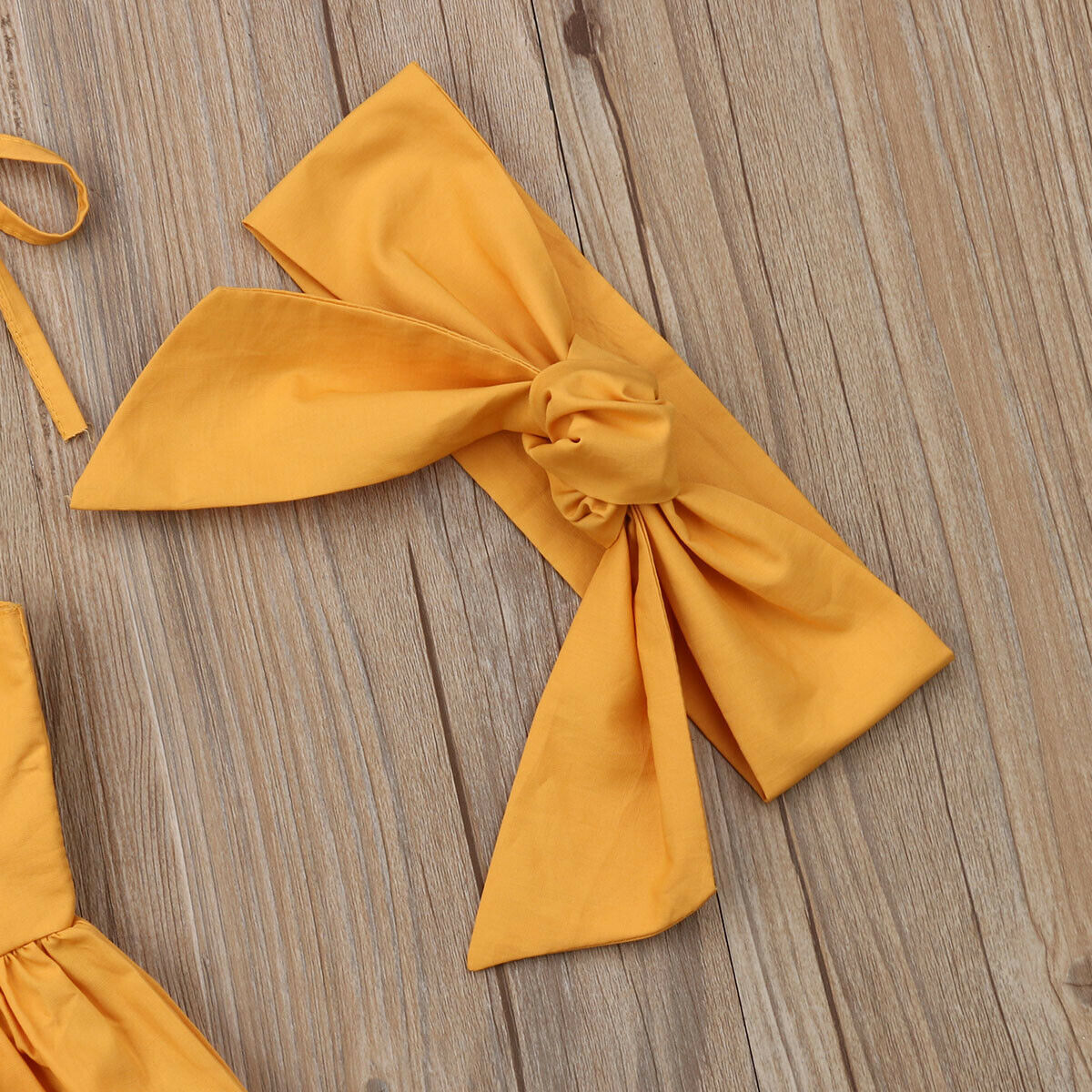 Conjunto de Dos Piezas para Niña — Vestido de Tirantes y Tocado a Juego