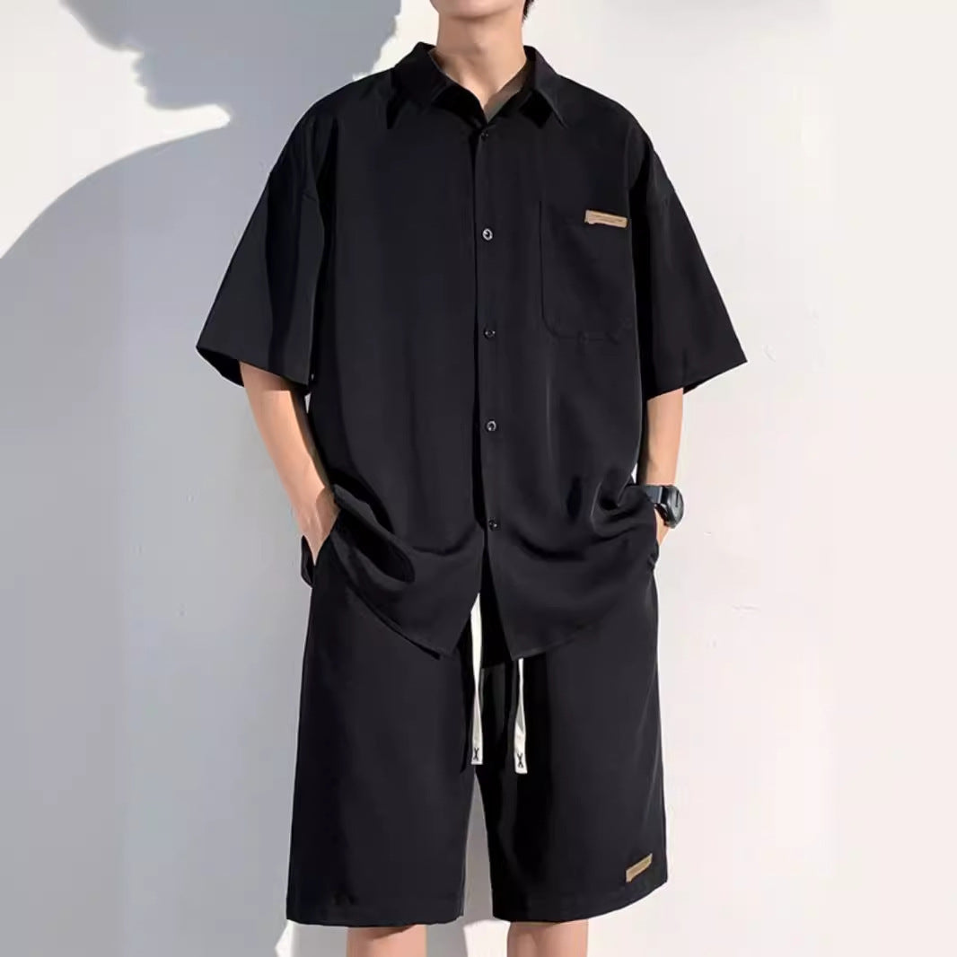 Traje de hombre informal y holgado de manga corta.