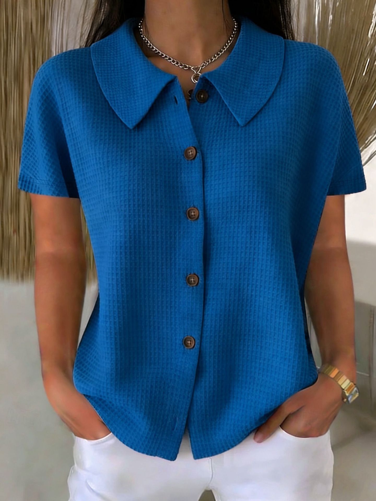 Camisa informal de manga corta, color liso, corte holgado, con cuello vuelto y tejido gofrado.