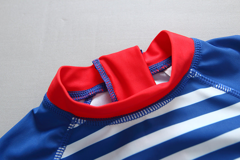 Traje de Baño Infantil a Rayas Azul Marino con Gorro de Sol — Poliéster