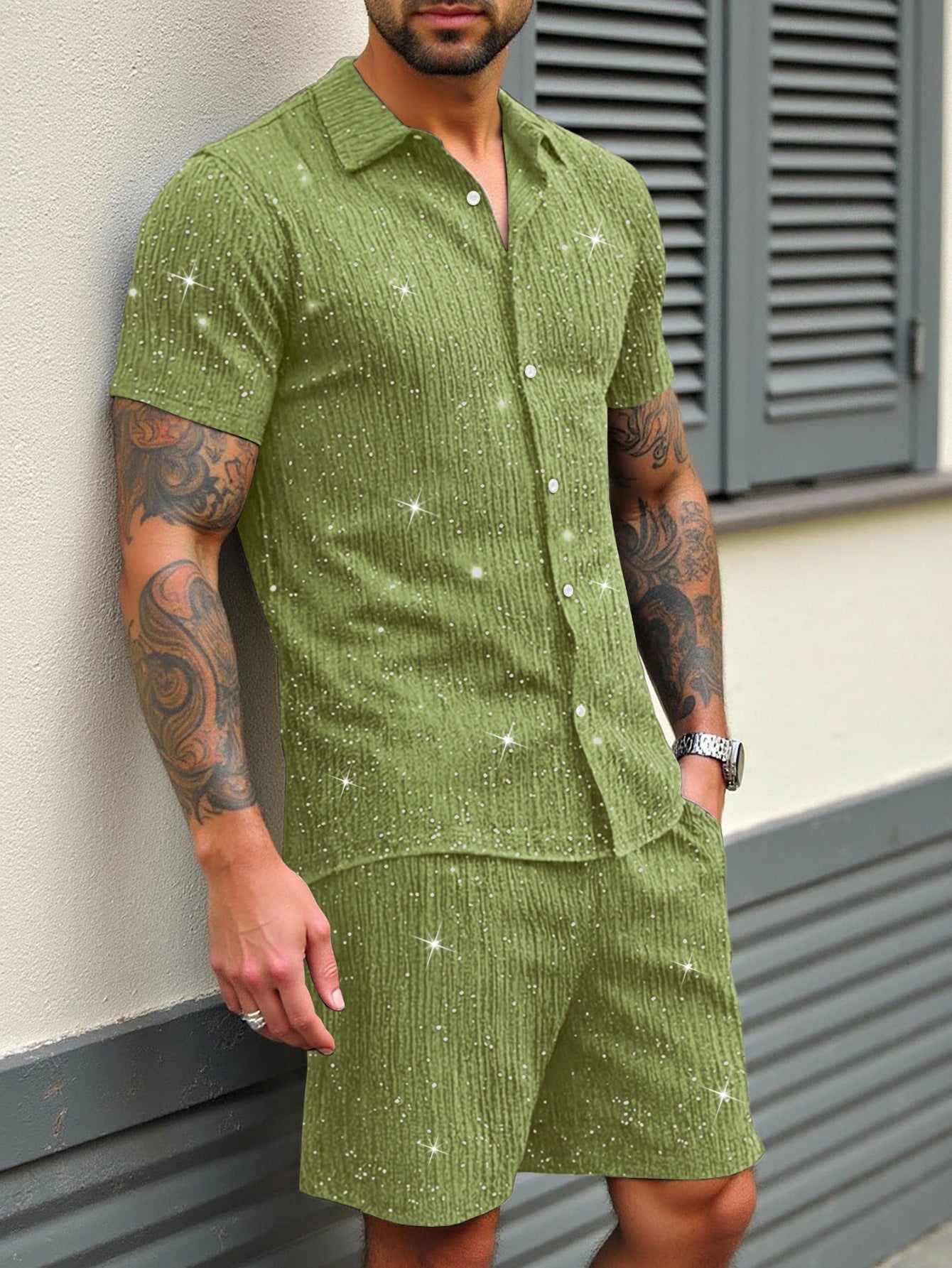 Conjunto casual de camisa brillante abotonada y pantalón corto para hombre.