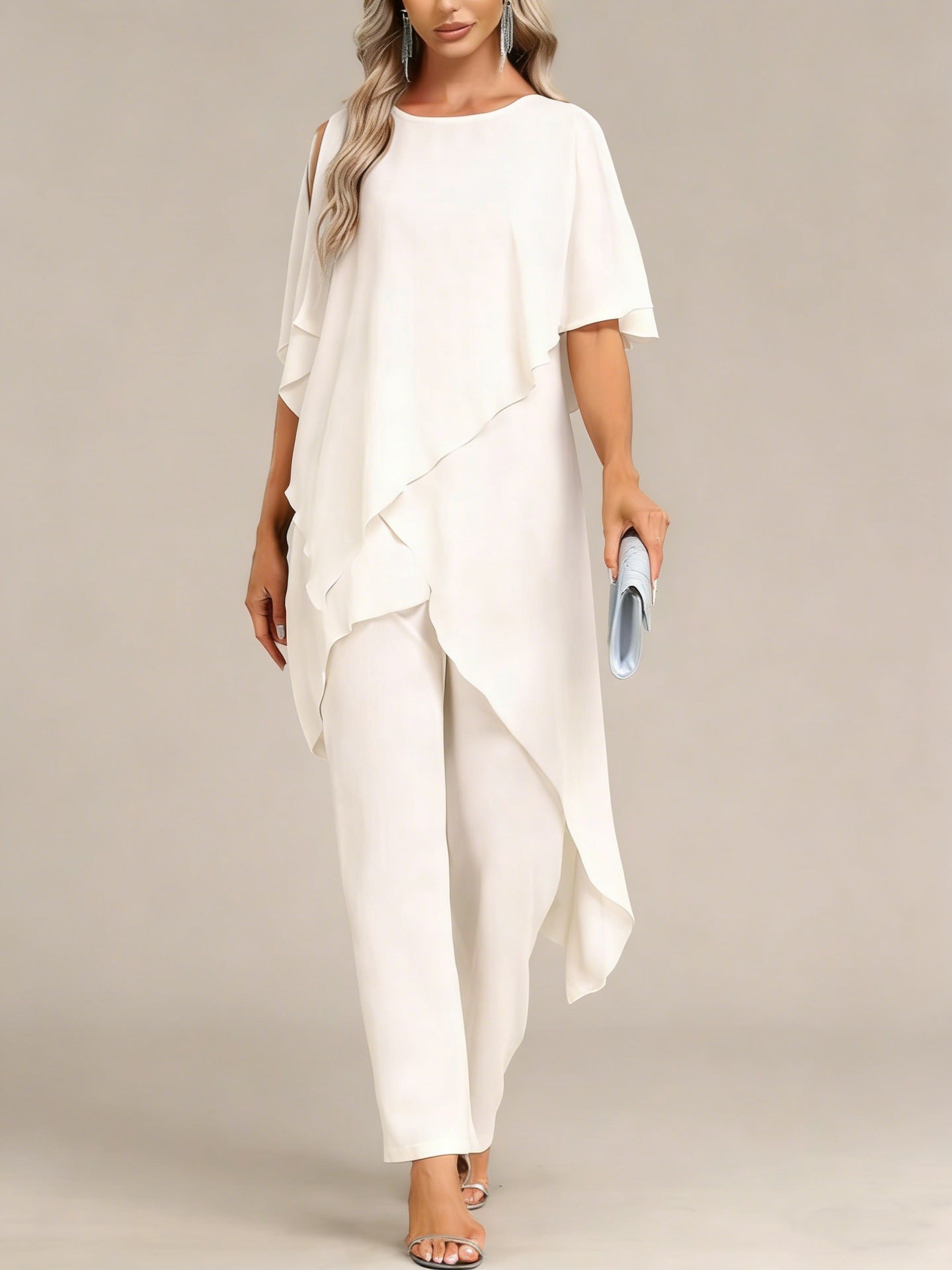 Conjunto de dos piezas para mujer: top de hombros descubiertos y pantalón de corte irregular.