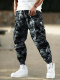 Pantalones de camuflaje para hombre con bolsillos laterales, estilo casual regular.