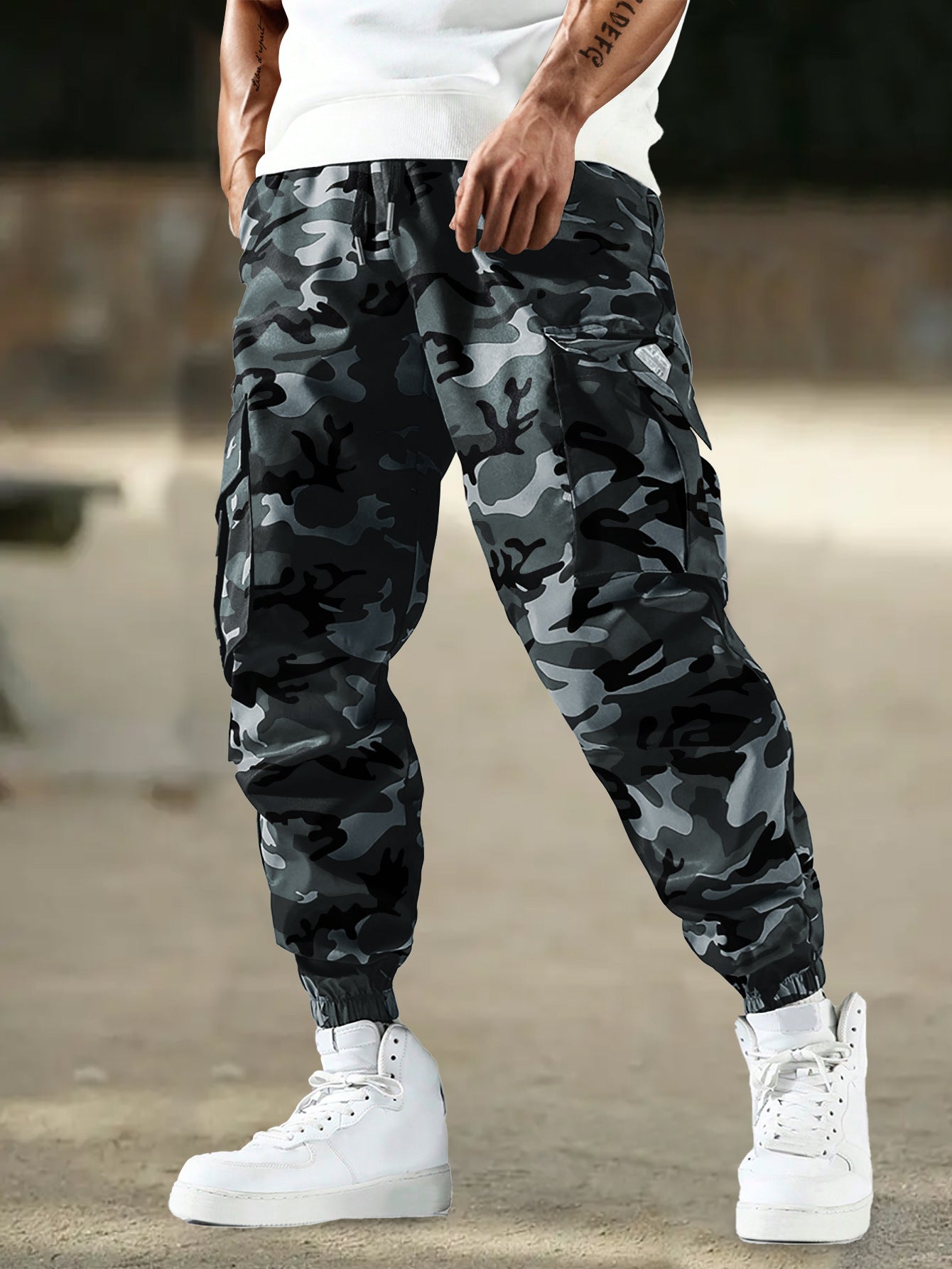 Pantalones de camuflaje para hombre con bolsillos laterales, estilo casual regular.
