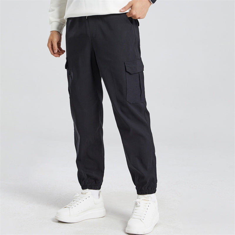 Pantalones casuales holgados de color liso con múltiples bolsillos.