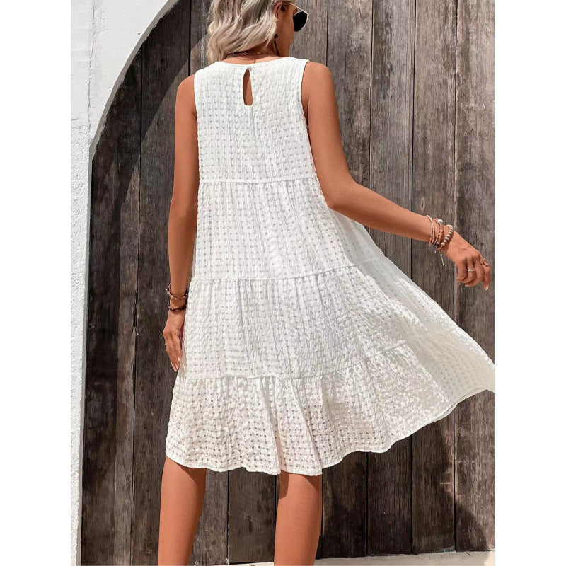Elegante y moderno vestido blanco corto