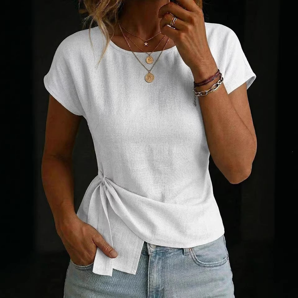 Camiseta informal de manga corta con cuello redondo y bajo asimétrico.