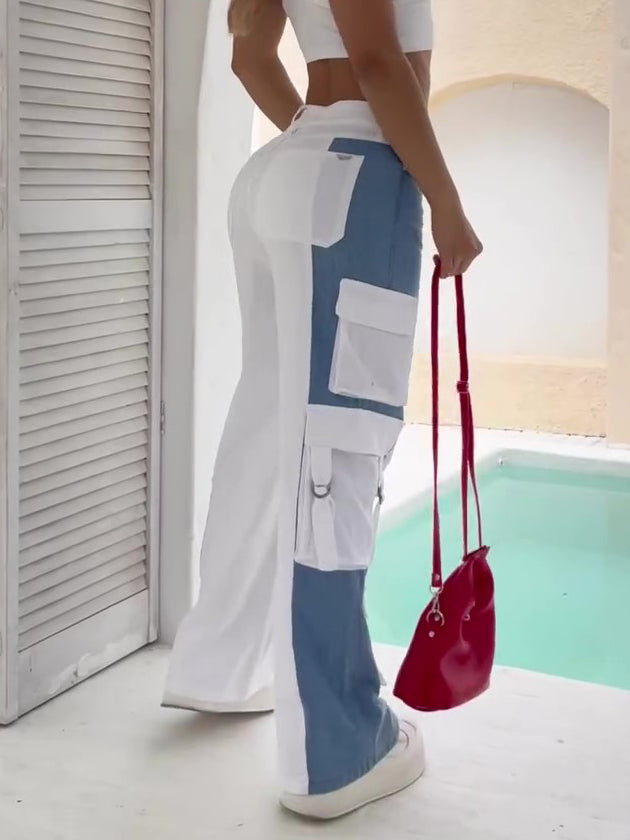 Pantalones vaqueros cargo con bolsillos en contraste