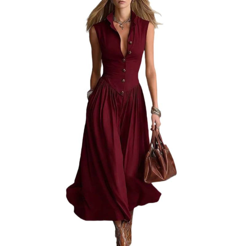 Elegant and sophisticated sleeveless long dress with a lapel collar.