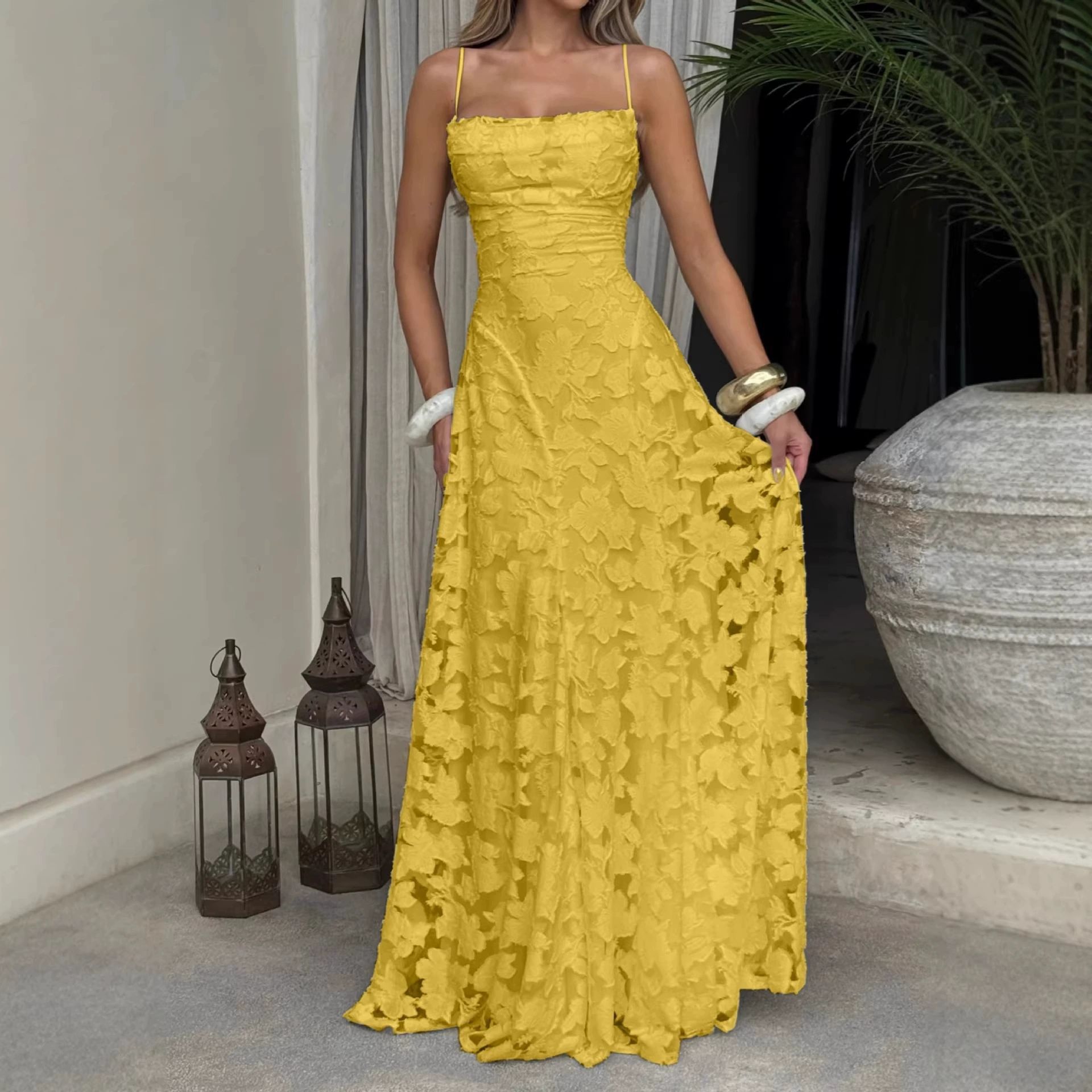 Vestido rojo vino con tirantes — estilo Spice Girls