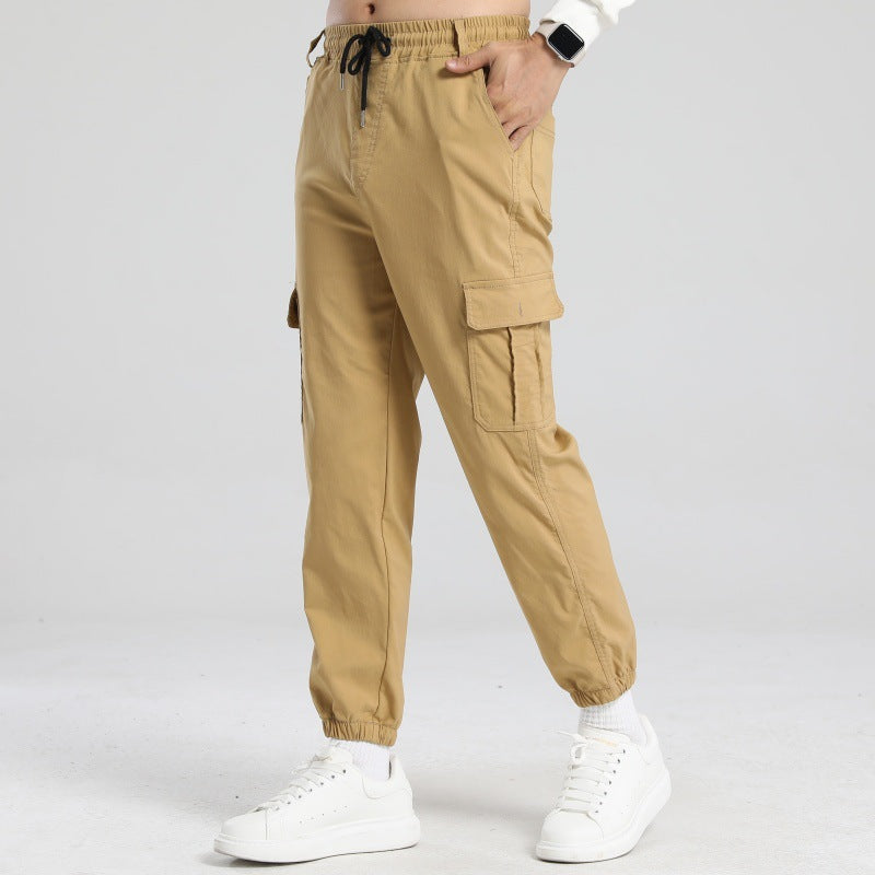 Pantalones casuales holgados de color liso con múltiples bolsillos.