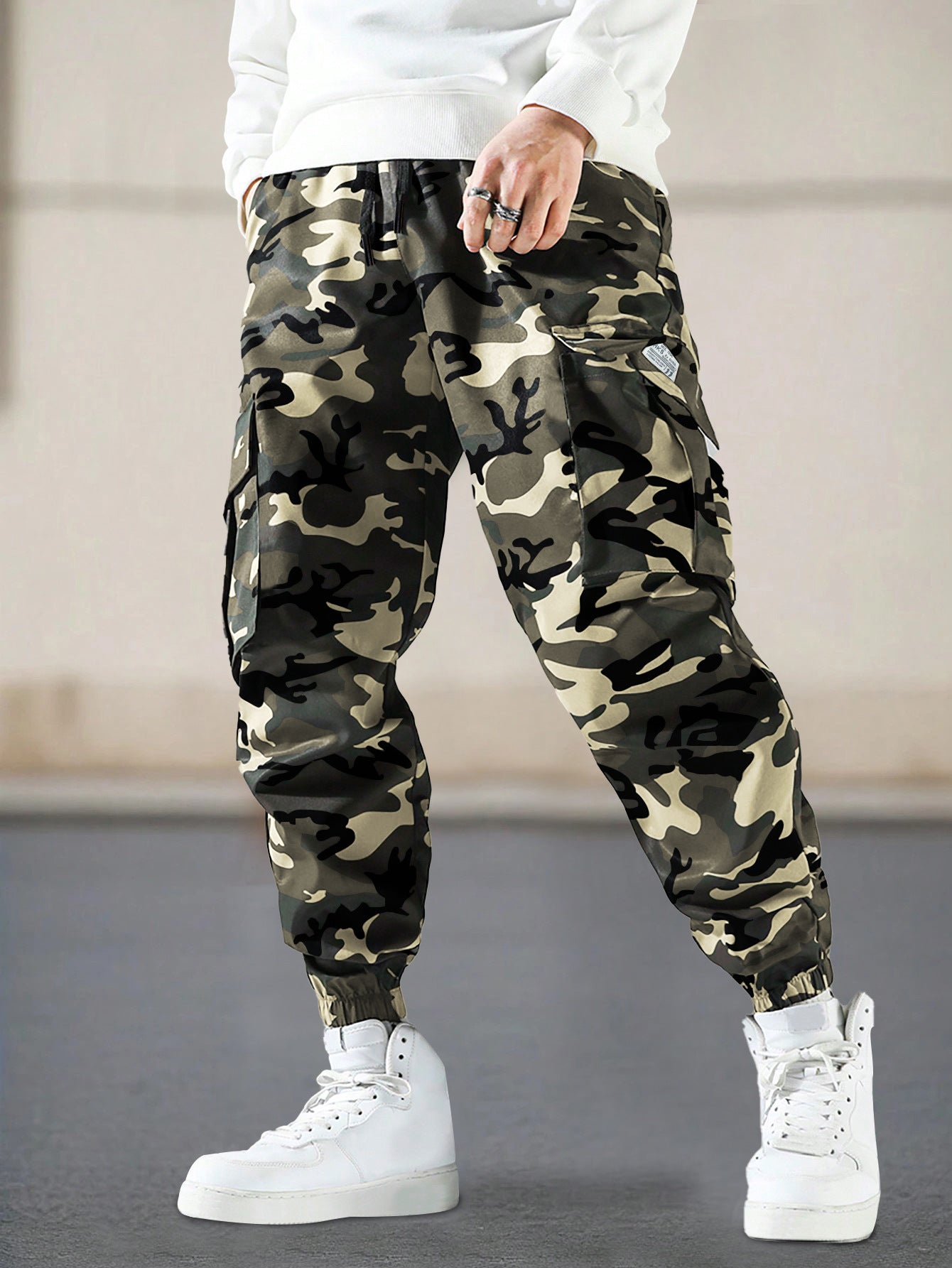 Pantalones de camuflaje para hombre con bolsillos laterales, estilo casual regular.