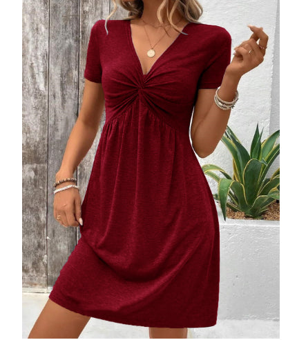 Vestido de algodón de manga corta con cuello en V y diseño de nudo en el pecho.