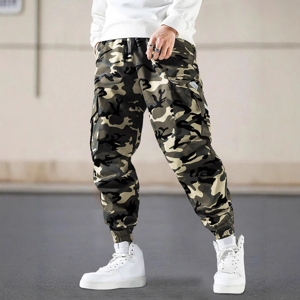 Pantalones de camuflaje para hombre con bolsillos laterales, estilo casual regular.