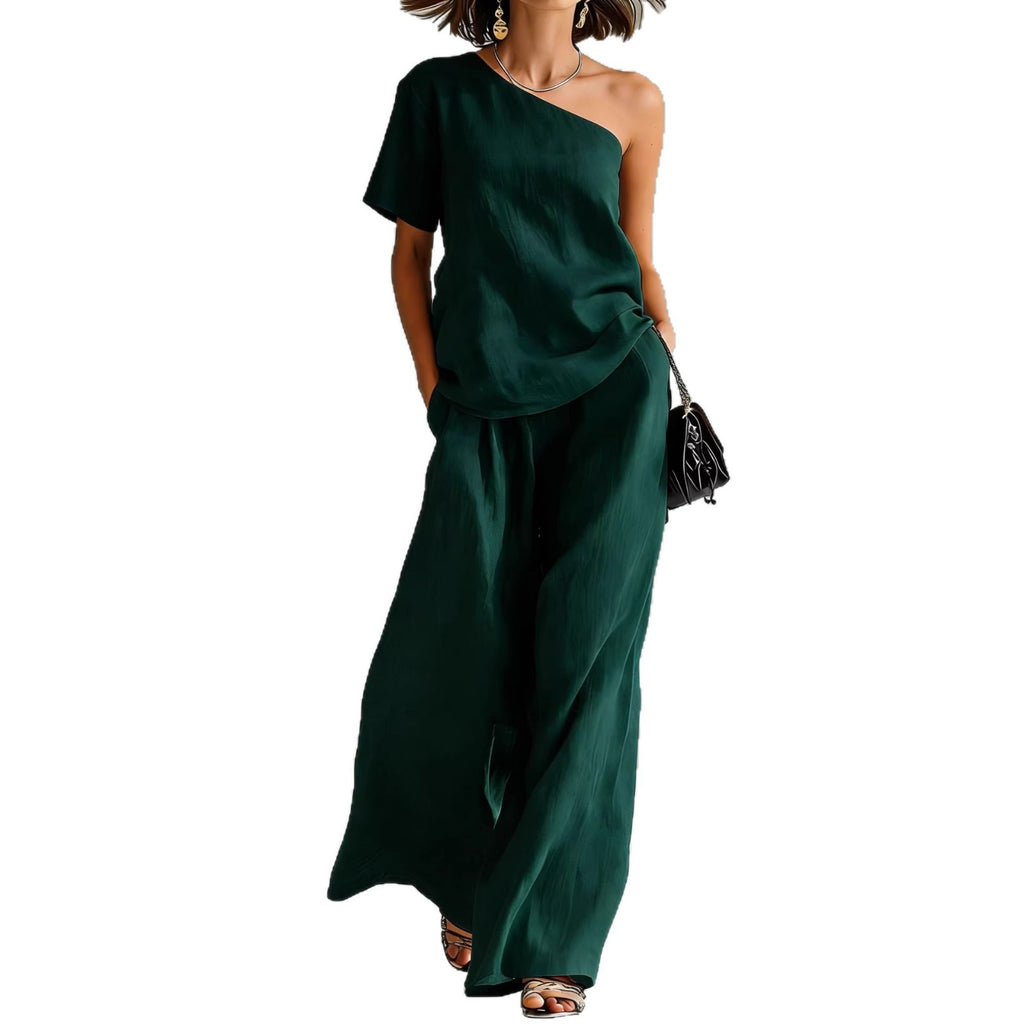 Conjunto casual de top y pantalón de pierna ancha.
