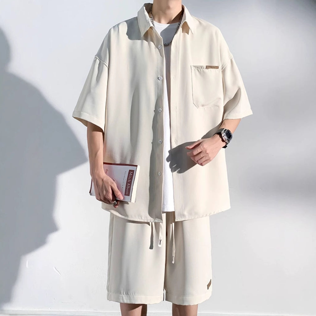 Traje de hombre informal y holgado de manga corta.