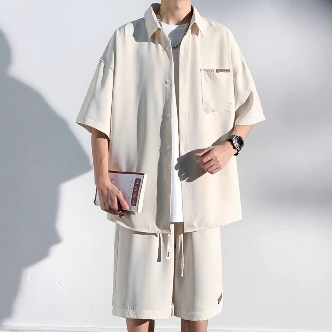 Traje de hombre informal y holgado de manga corta.