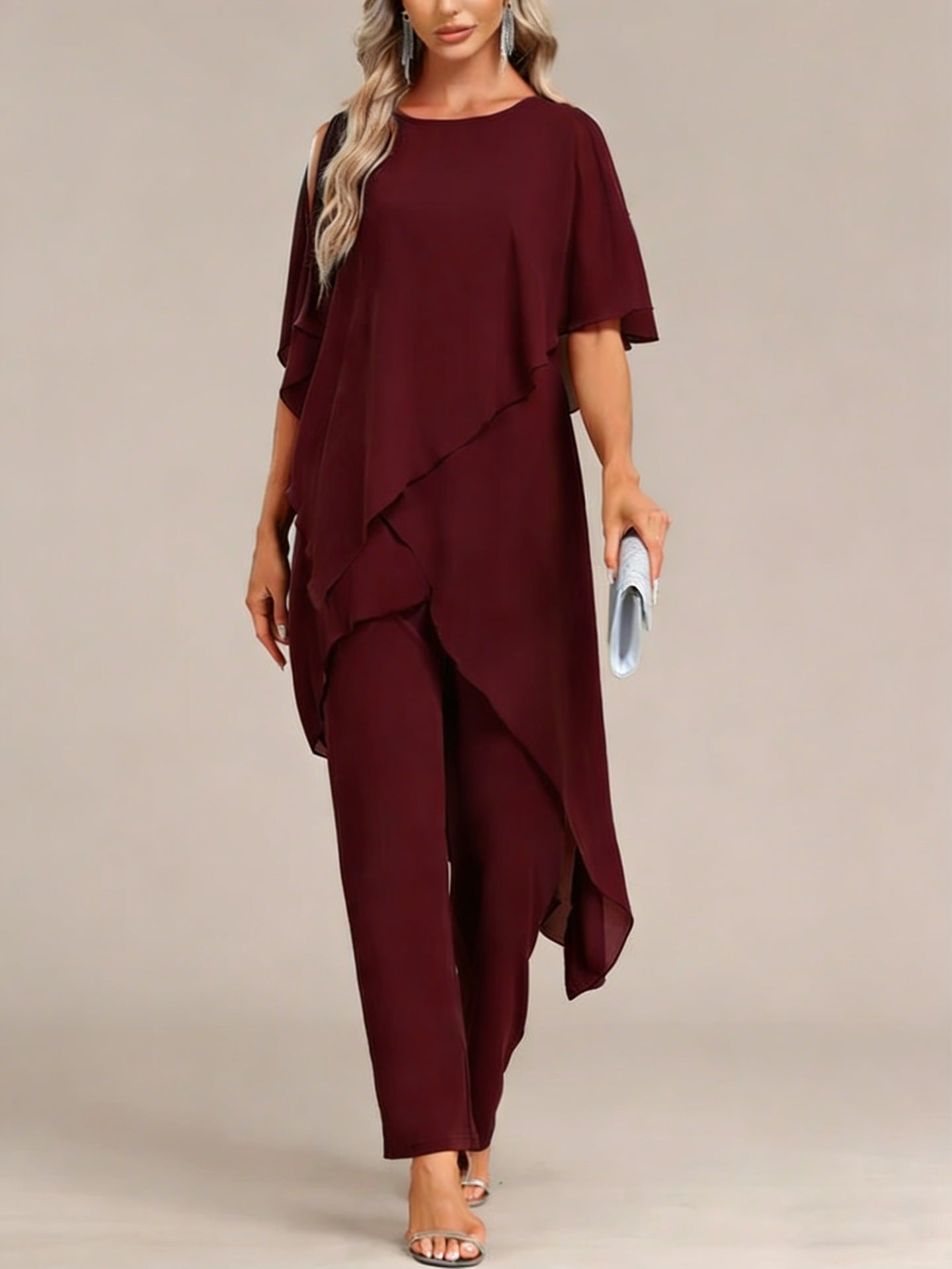Conjunto de dos piezas para mujer: top de hombros descubiertos y pantalón de corte irregular.