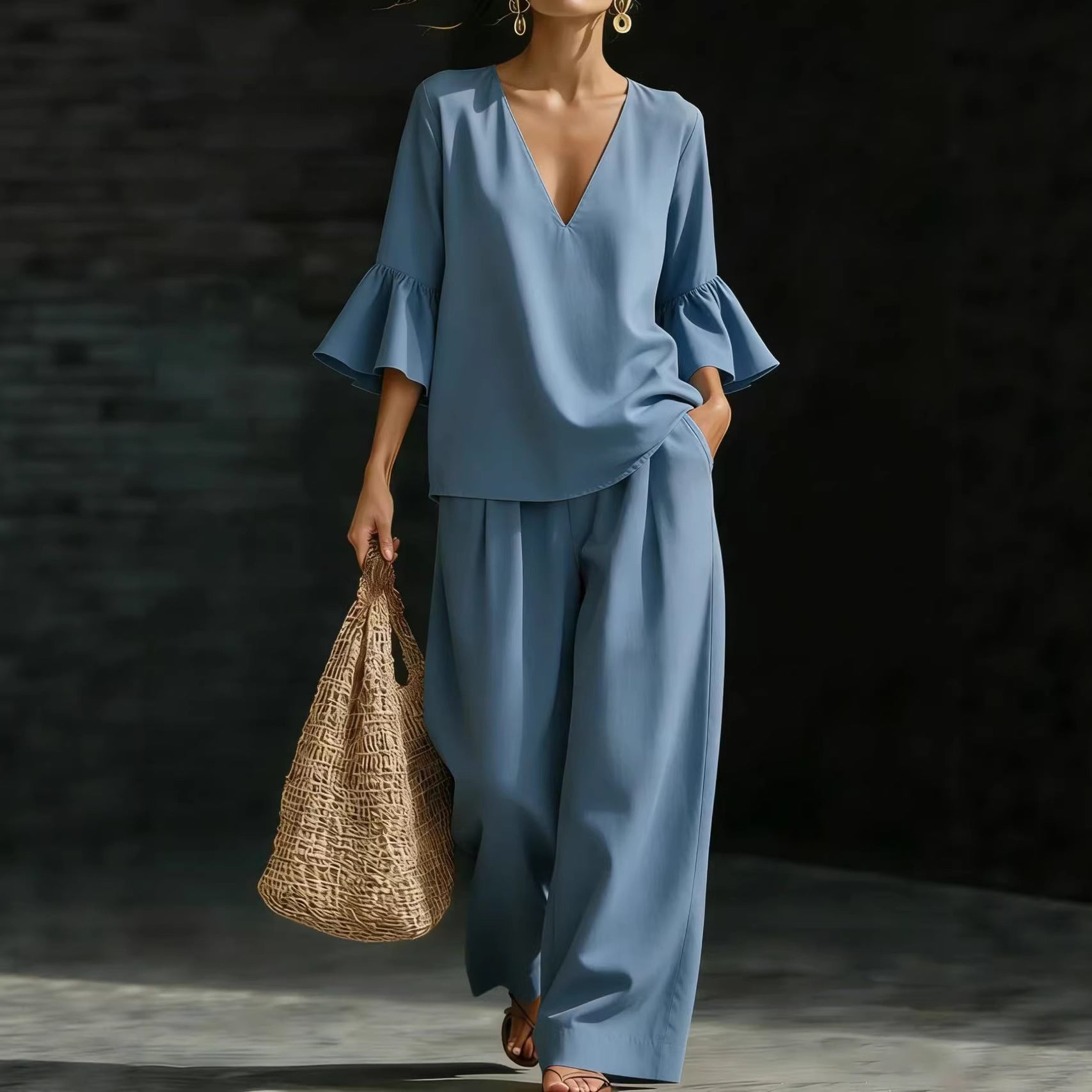 Conjunto de dos piezas para mujer: top con cuello en V y mangas con volantes y pantalón de pierna ancha.