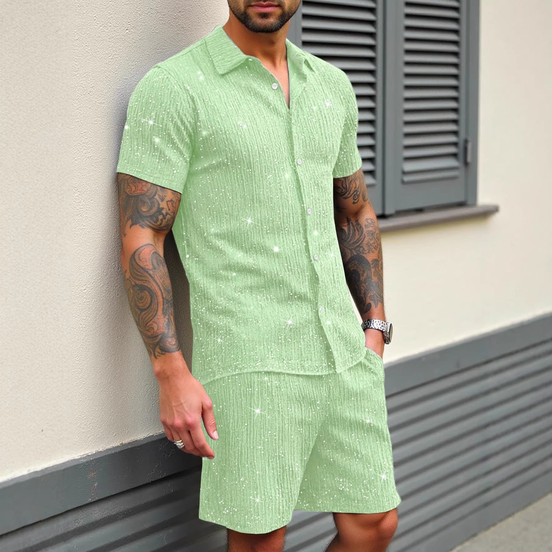Conjunto casual de camisa brillante abotonada y pantalón corto para hombre.