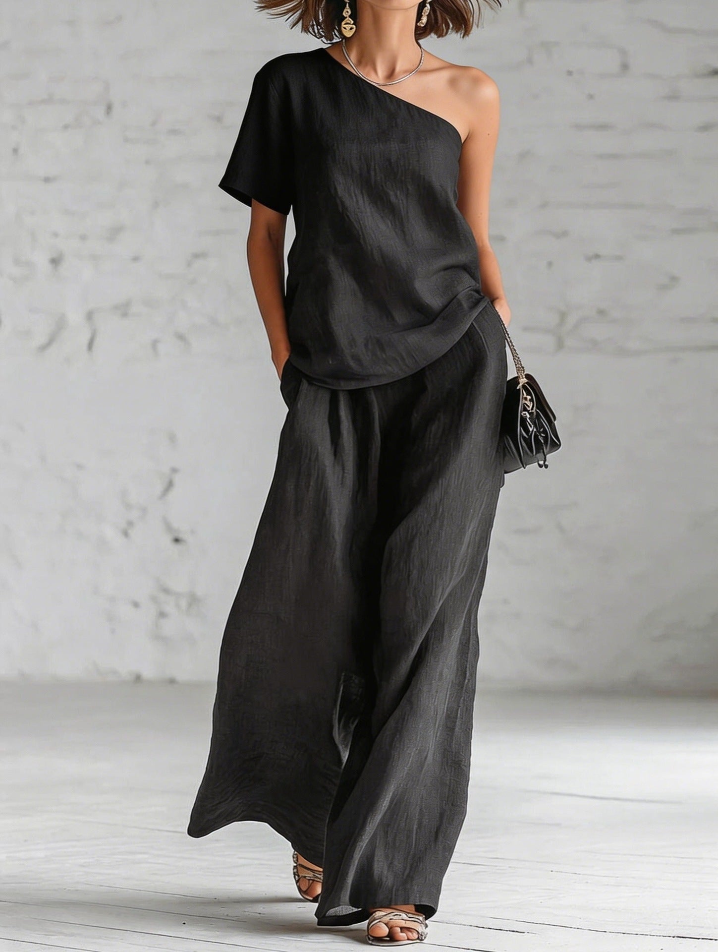 Conjunto casual de top y pantalón de pierna ancha.