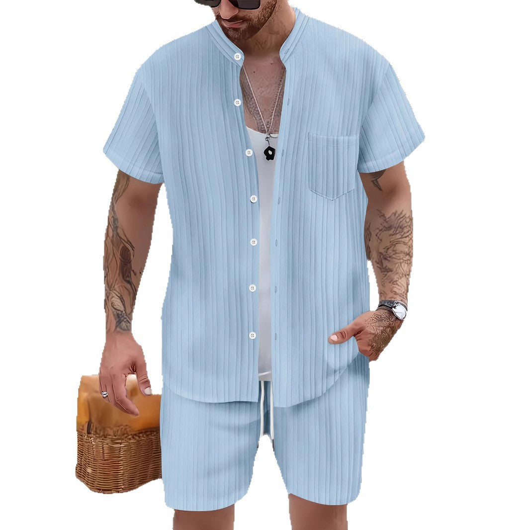 Conjunto de dos piezas: camisa de manga corta con cuello alto y bolsillo, y pantalones cortos para hombre, de estilo casual y a la moda.