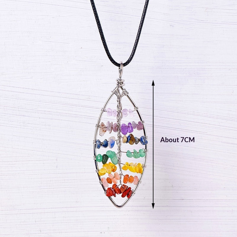 Colgante de árbol de la vida con piedra triturada de cristal arcoíris natural, engarzado a mano con alambre.
