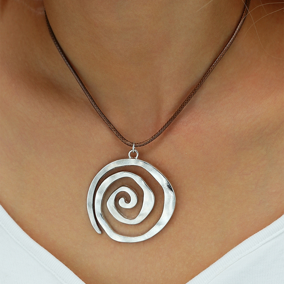 Collar versátil, elegante y de estilo retro.