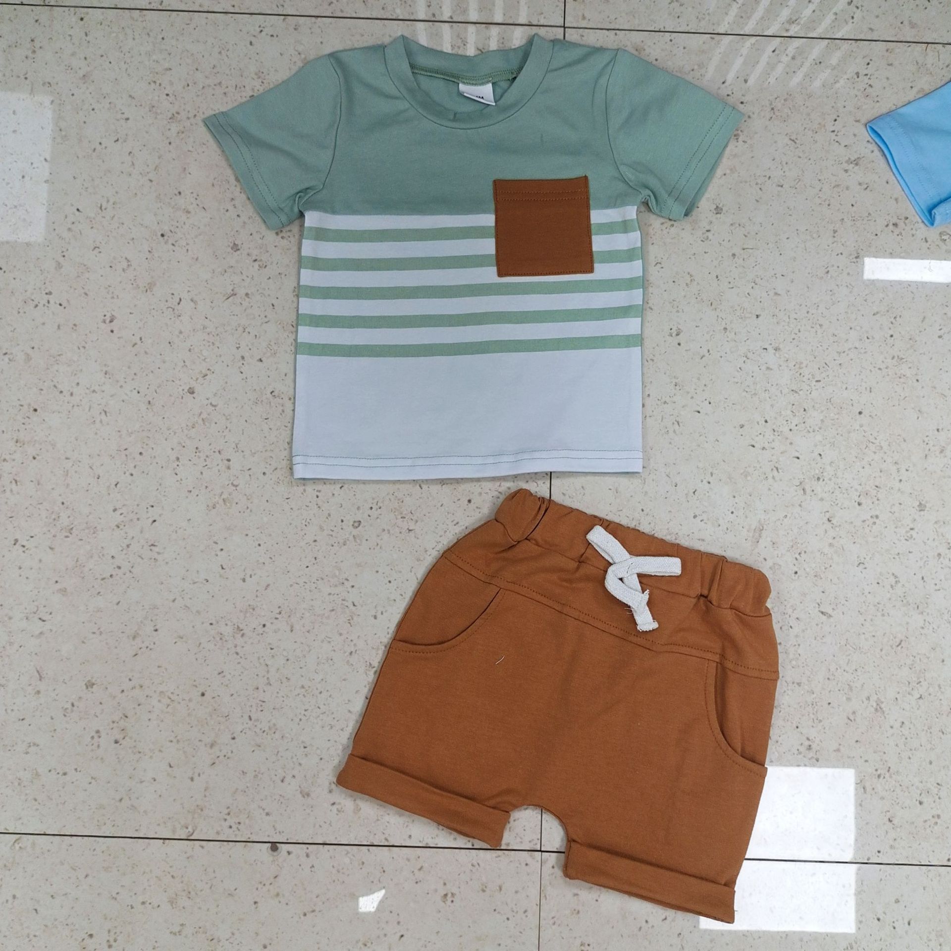 Traje de Pantalón Corto y Camiseta de Algodón para Niño — Cómodo y Elegante