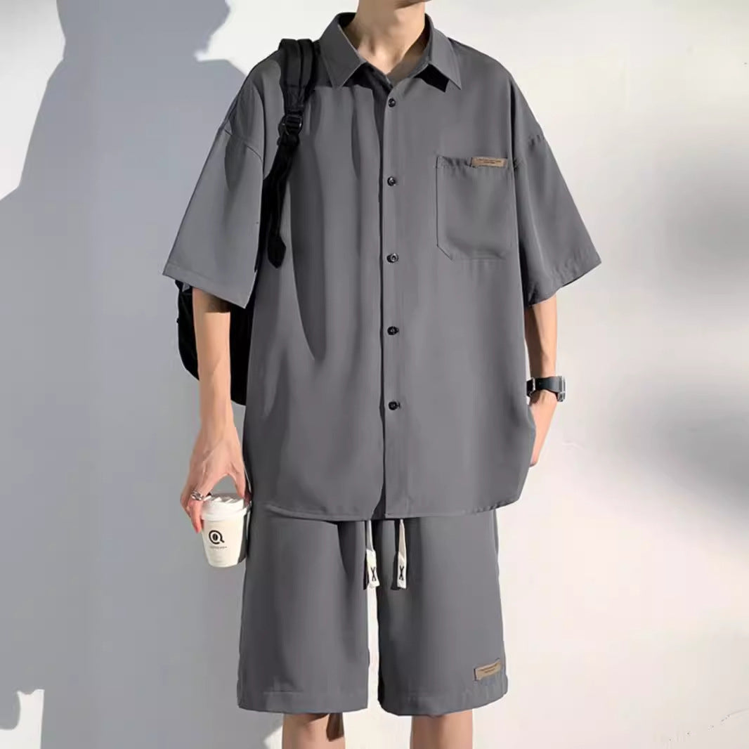 Traje de hombre informal y holgado de manga corta.