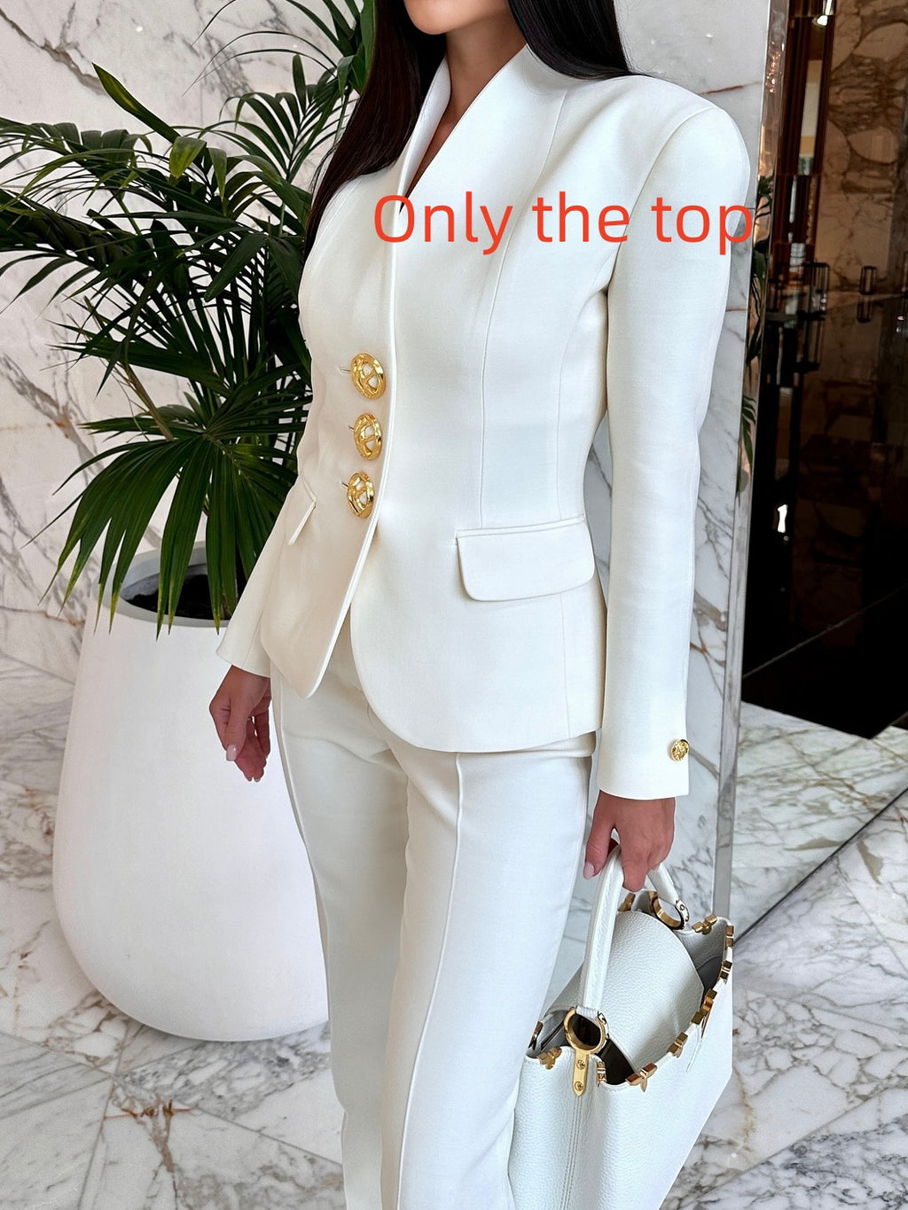 Conjunto de blazer de un solo botón y pantalón de talle alto en color liso.